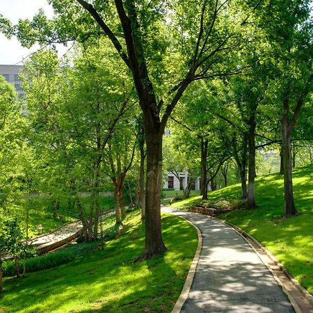 Doubletree By Hilton Tulsa At Warren Place Екстериор снимка