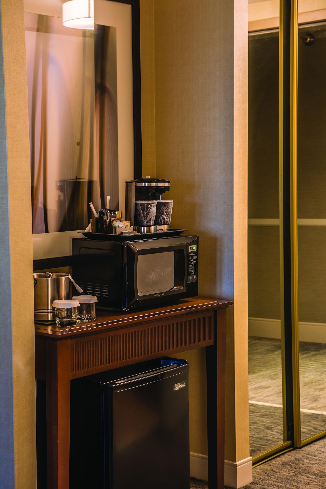 Doubletree By Hilton Tulsa At Warren Place Екстериор снимка