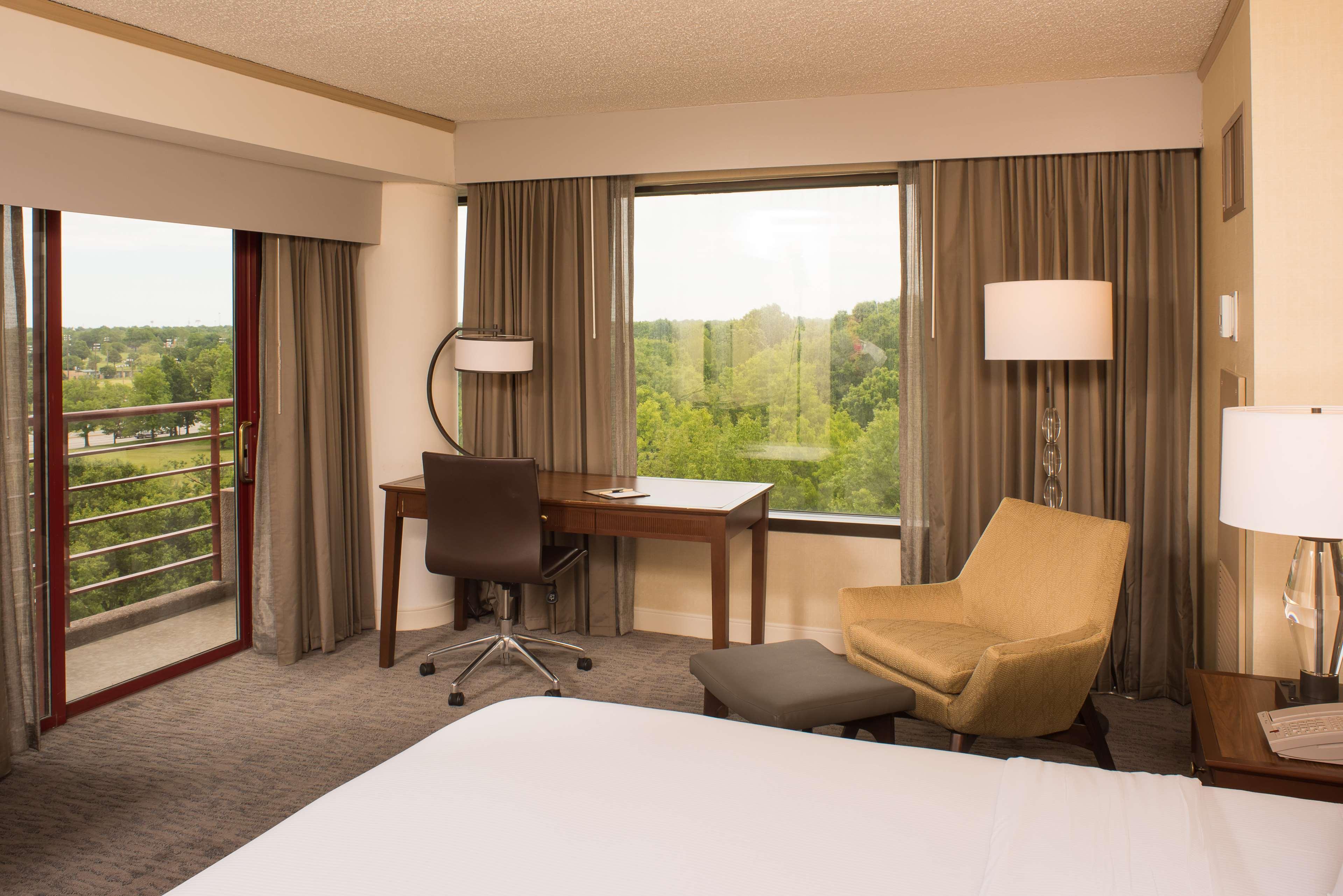 Doubletree By Hilton Tulsa At Warren Place Екстериор снимка