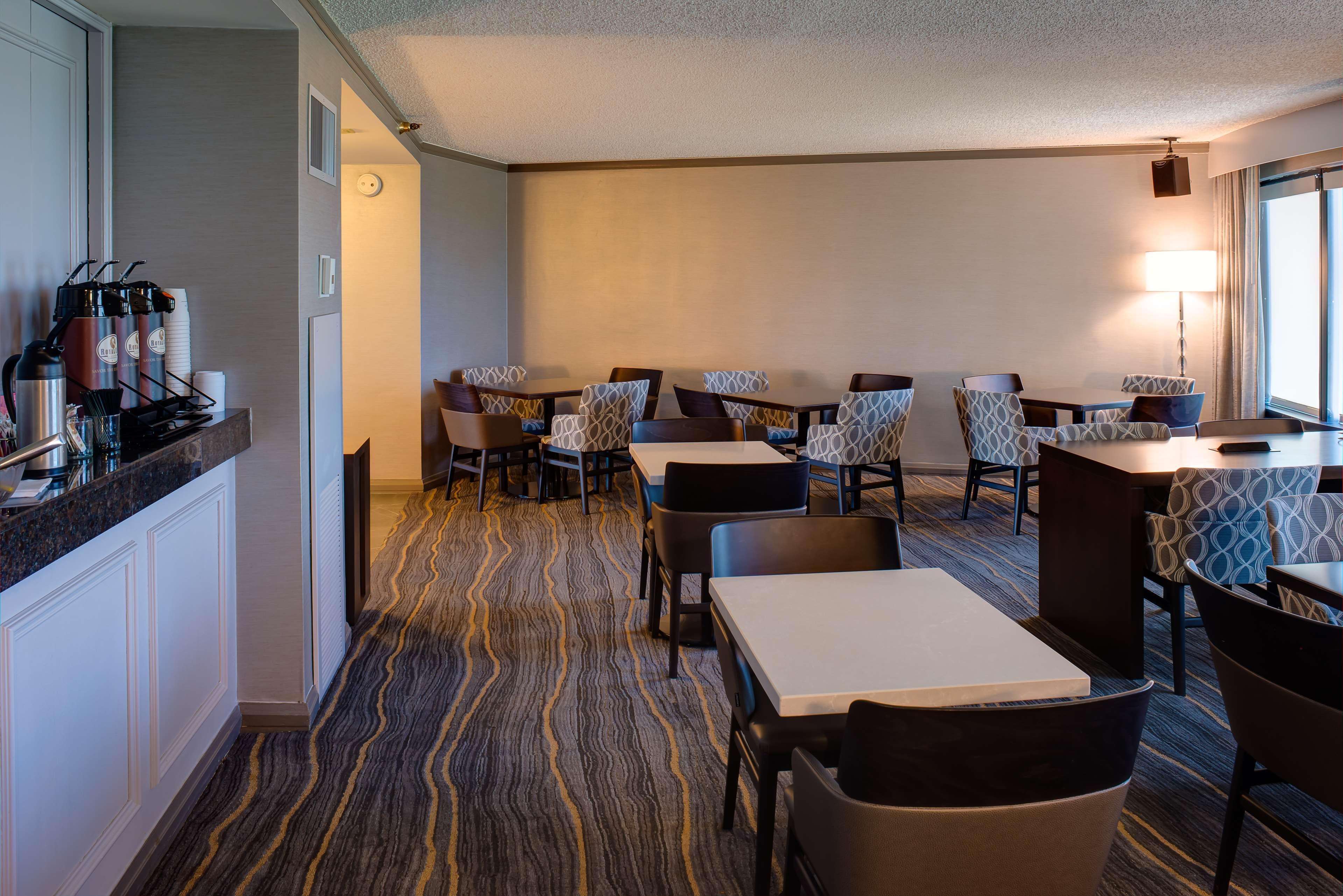 Doubletree By Hilton Tulsa At Warren Place Екстериор снимка