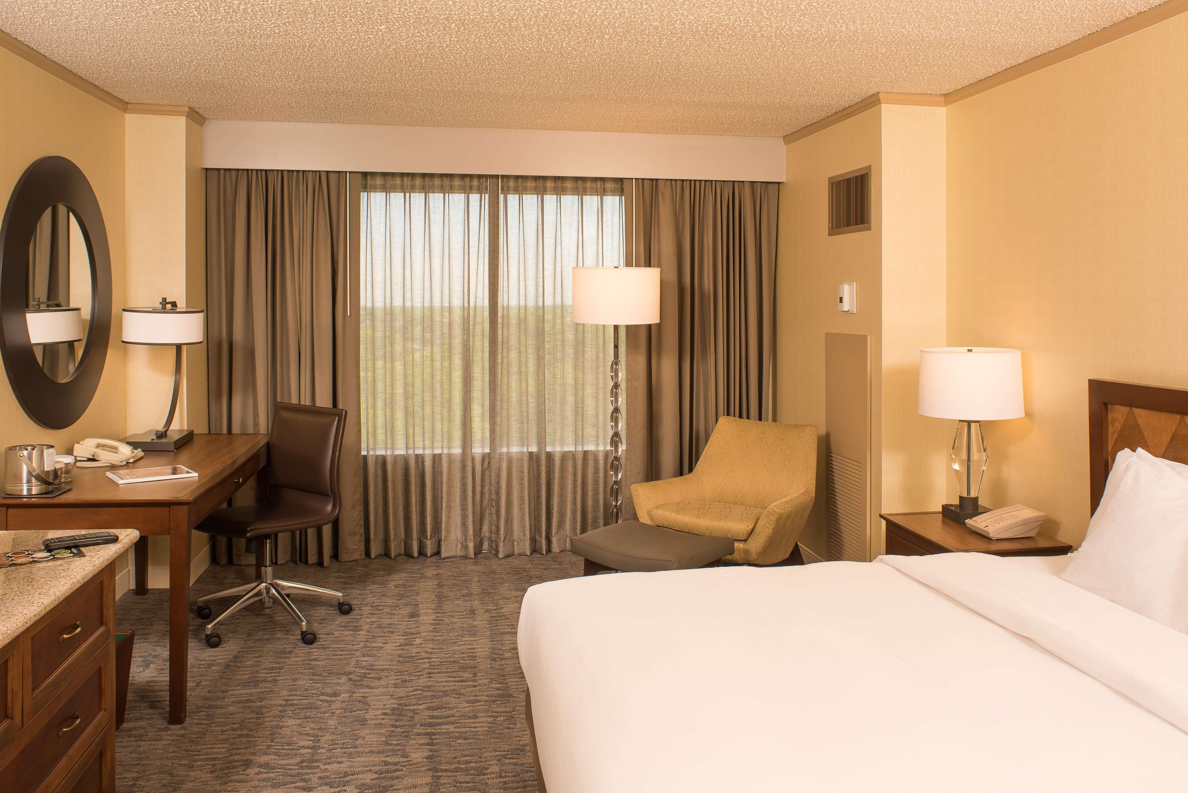 Doubletree By Hilton Tulsa At Warren Place Екстериор снимка