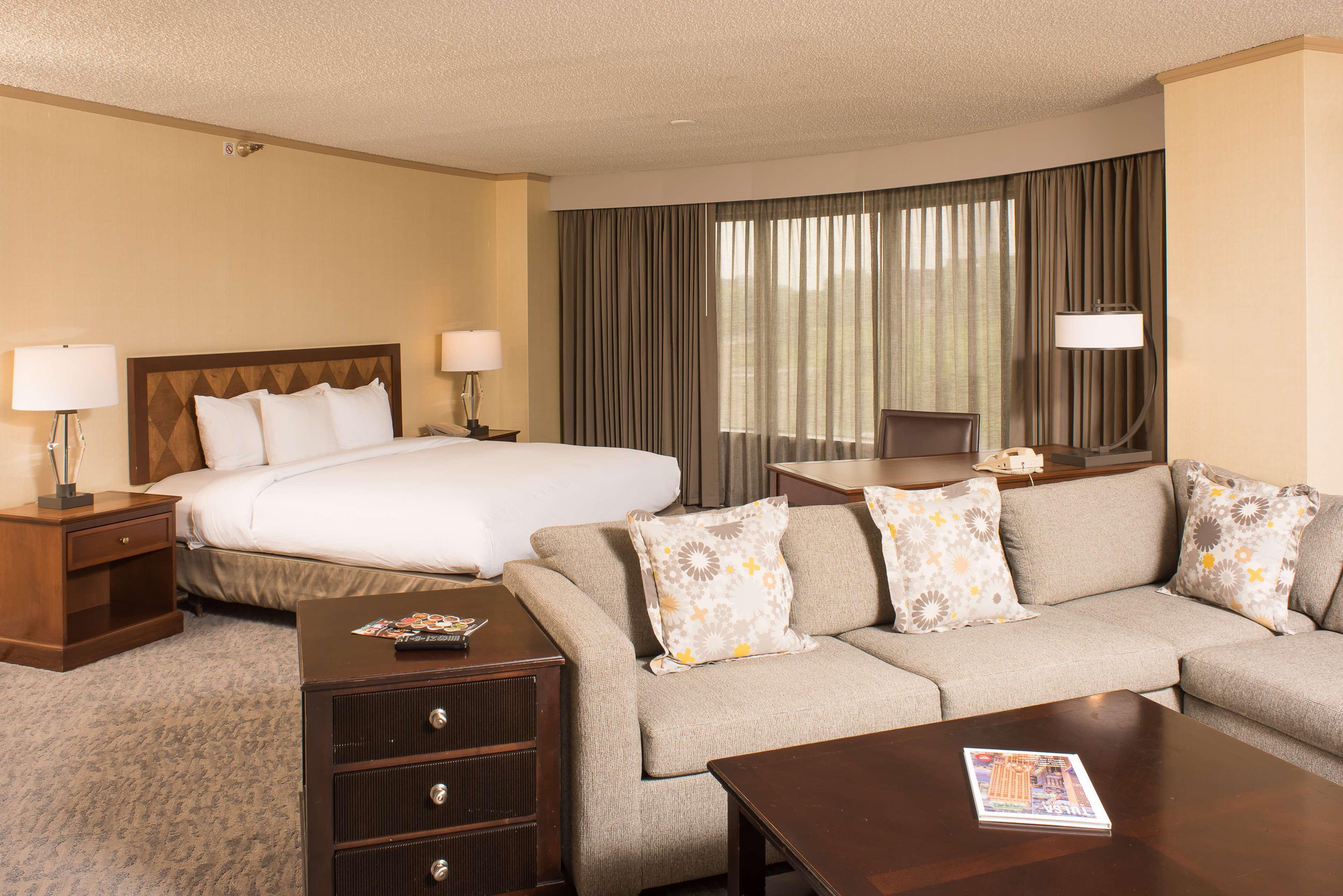 Doubletree By Hilton Tulsa At Warren Place Екстериор снимка
