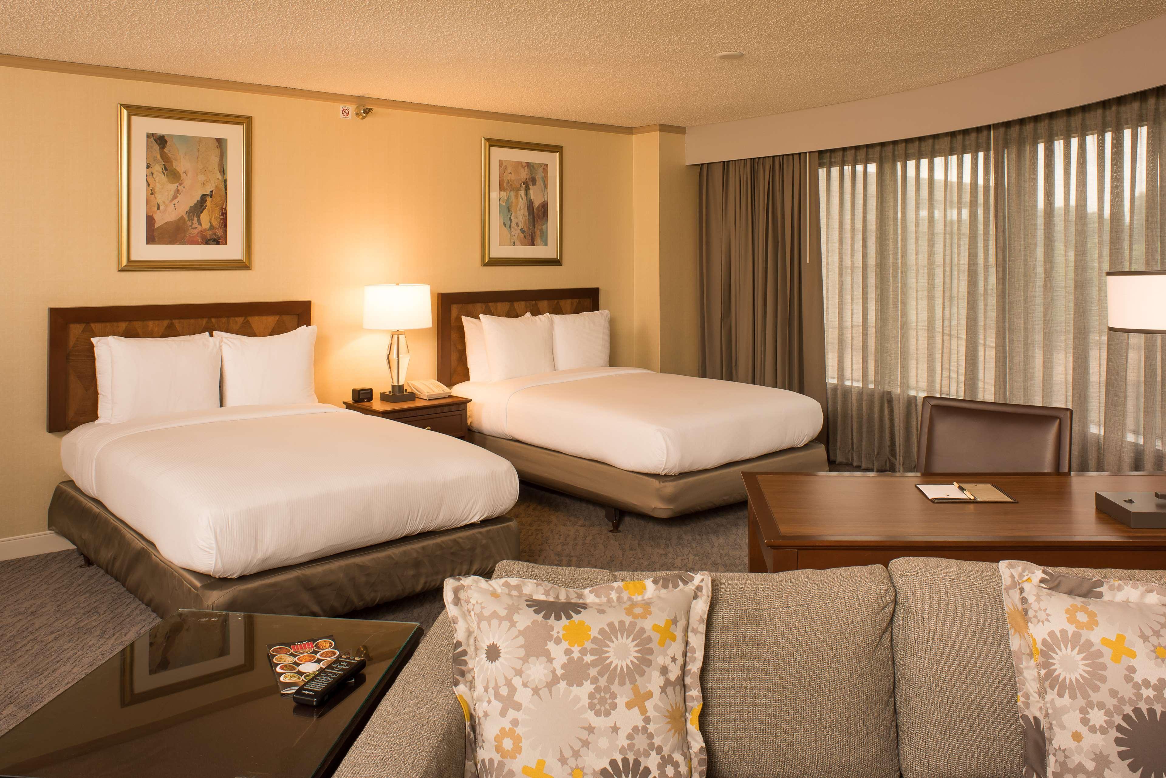 Doubletree By Hilton Tulsa At Warren Place Екстериор снимка