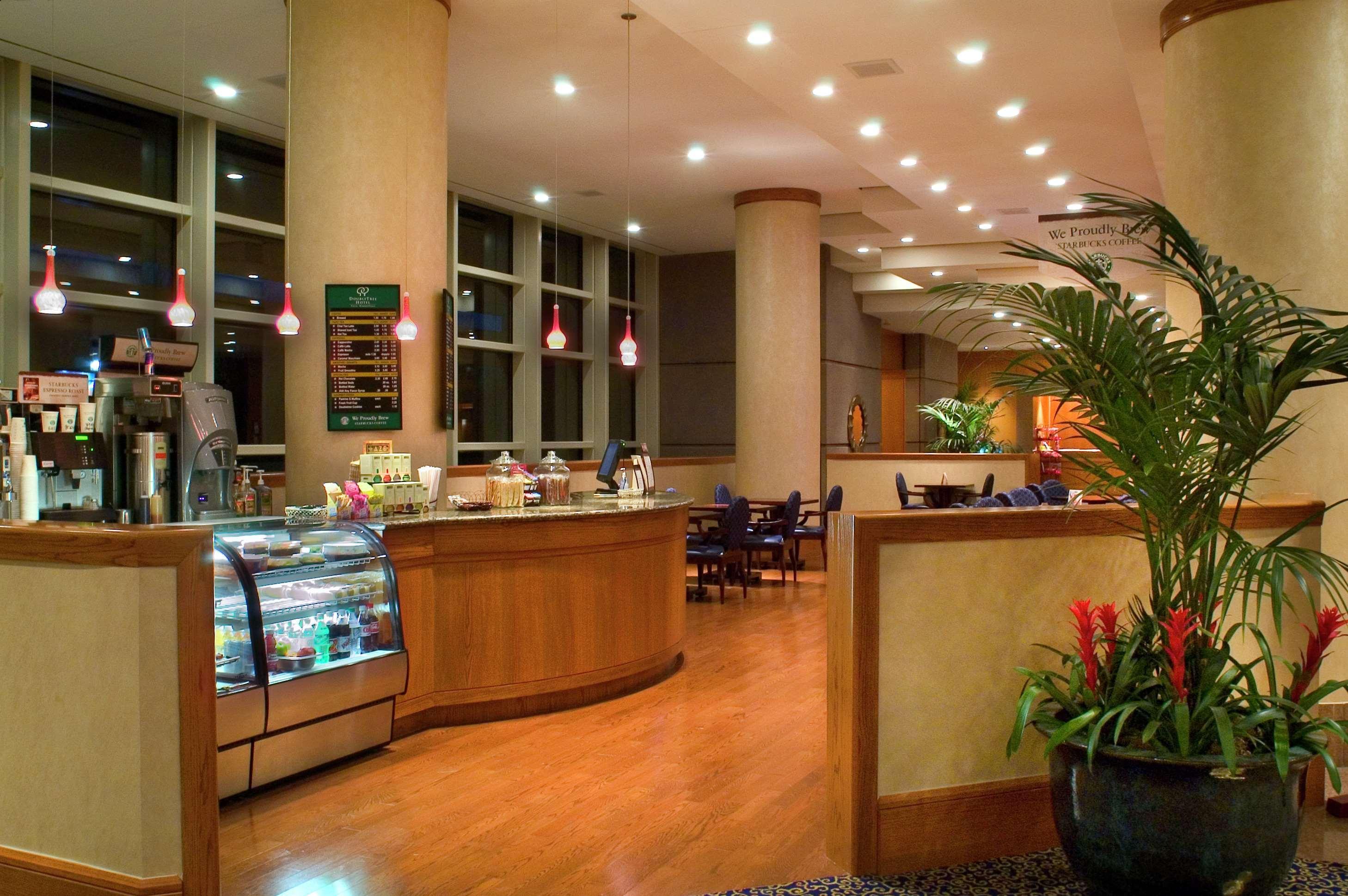 Doubletree By Hilton Tulsa At Warren Place Екстериор снимка
