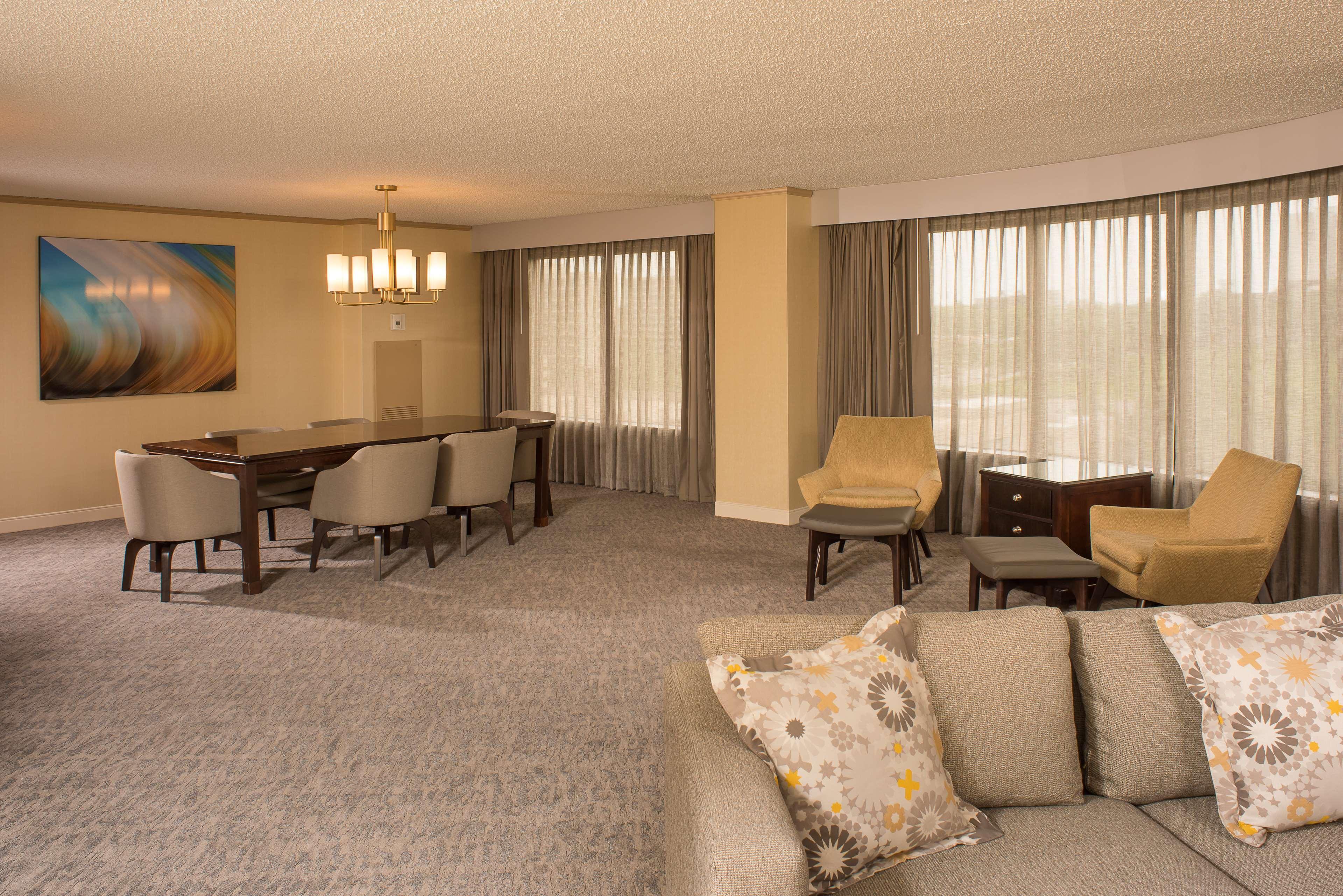 Doubletree By Hilton Tulsa At Warren Place Екстериор снимка