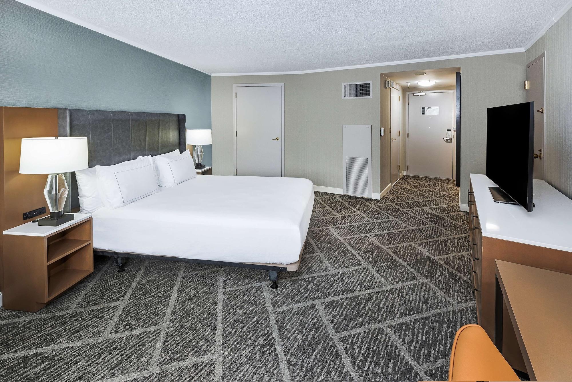 Doubletree By Hilton Tulsa At Warren Place Екстериор снимка