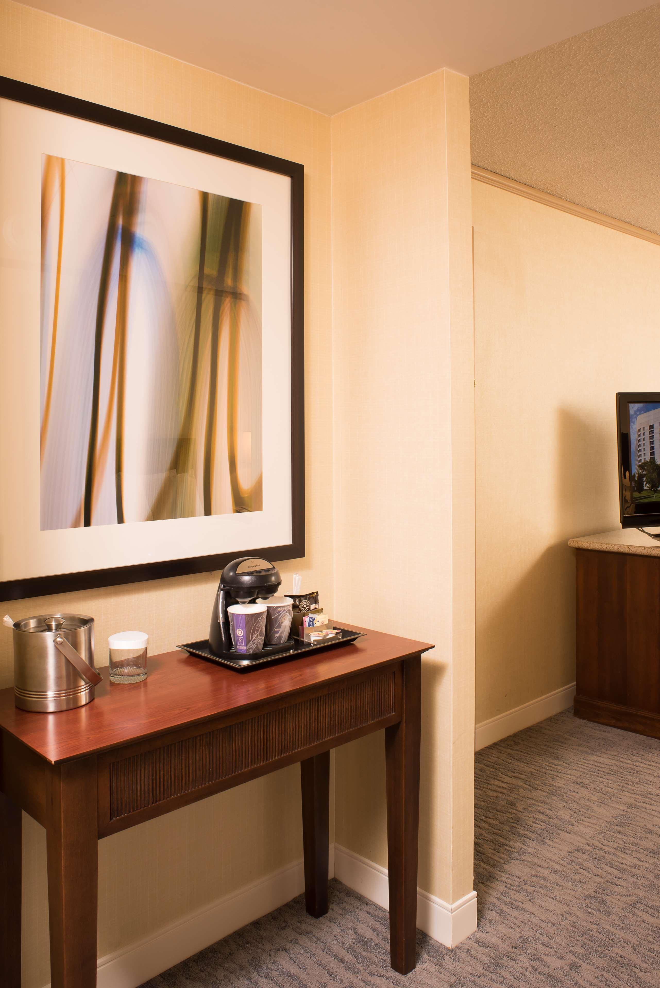 Doubletree By Hilton Tulsa At Warren Place Екстериор снимка