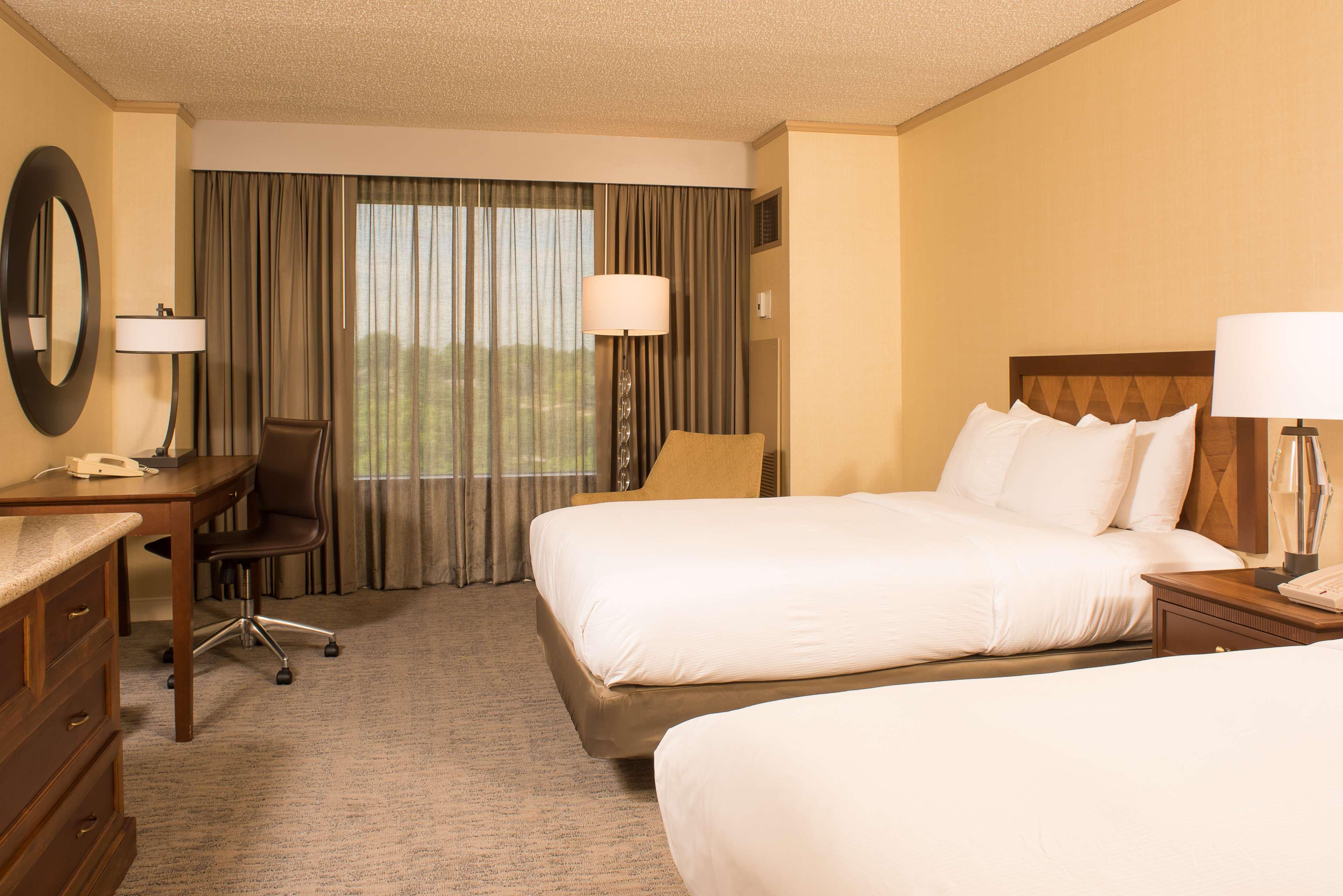 Doubletree By Hilton Tulsa At Warren Place Екстериор снимка
