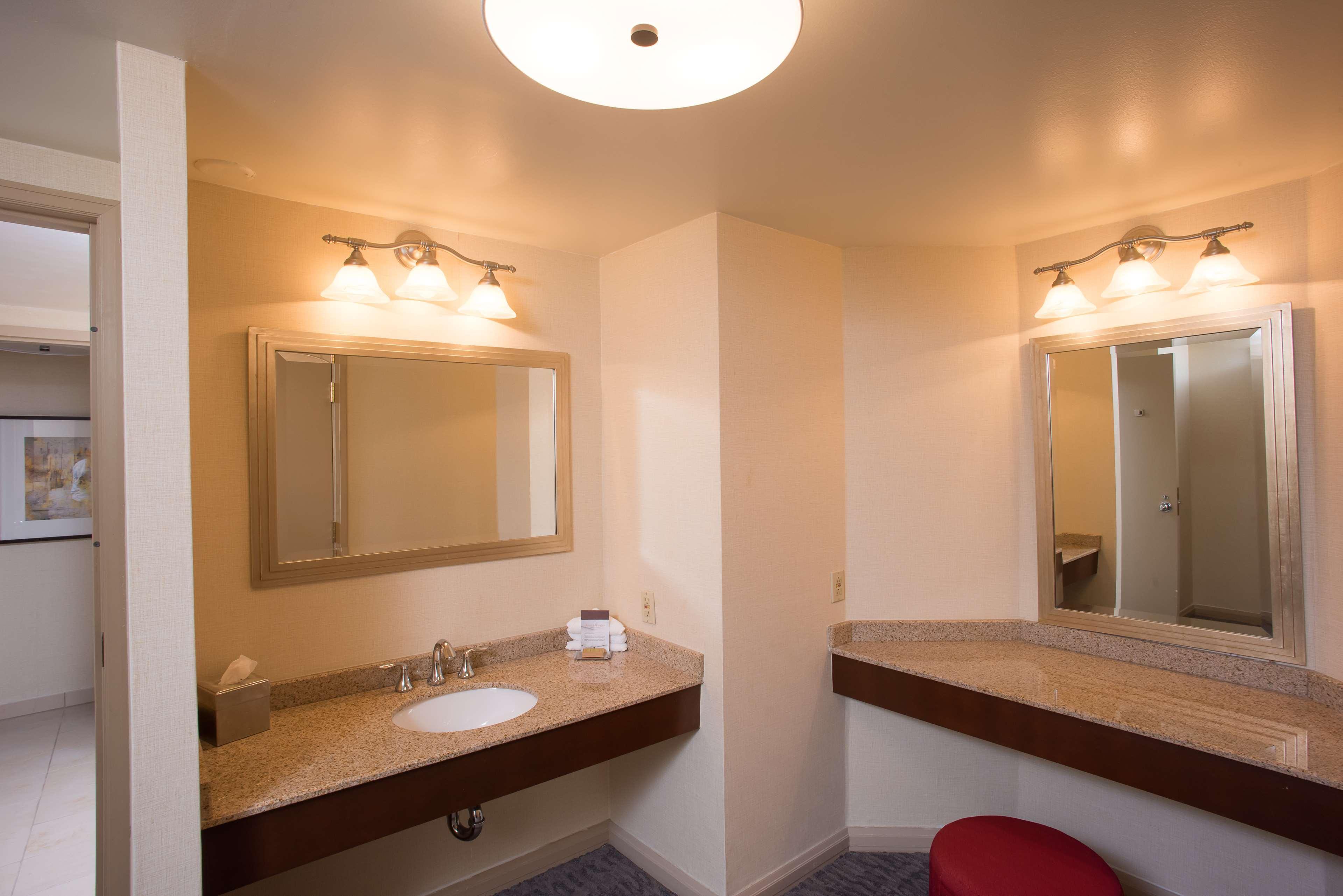 Doubletree By Hilton Tulsa At Warren Place Екстериор снимка