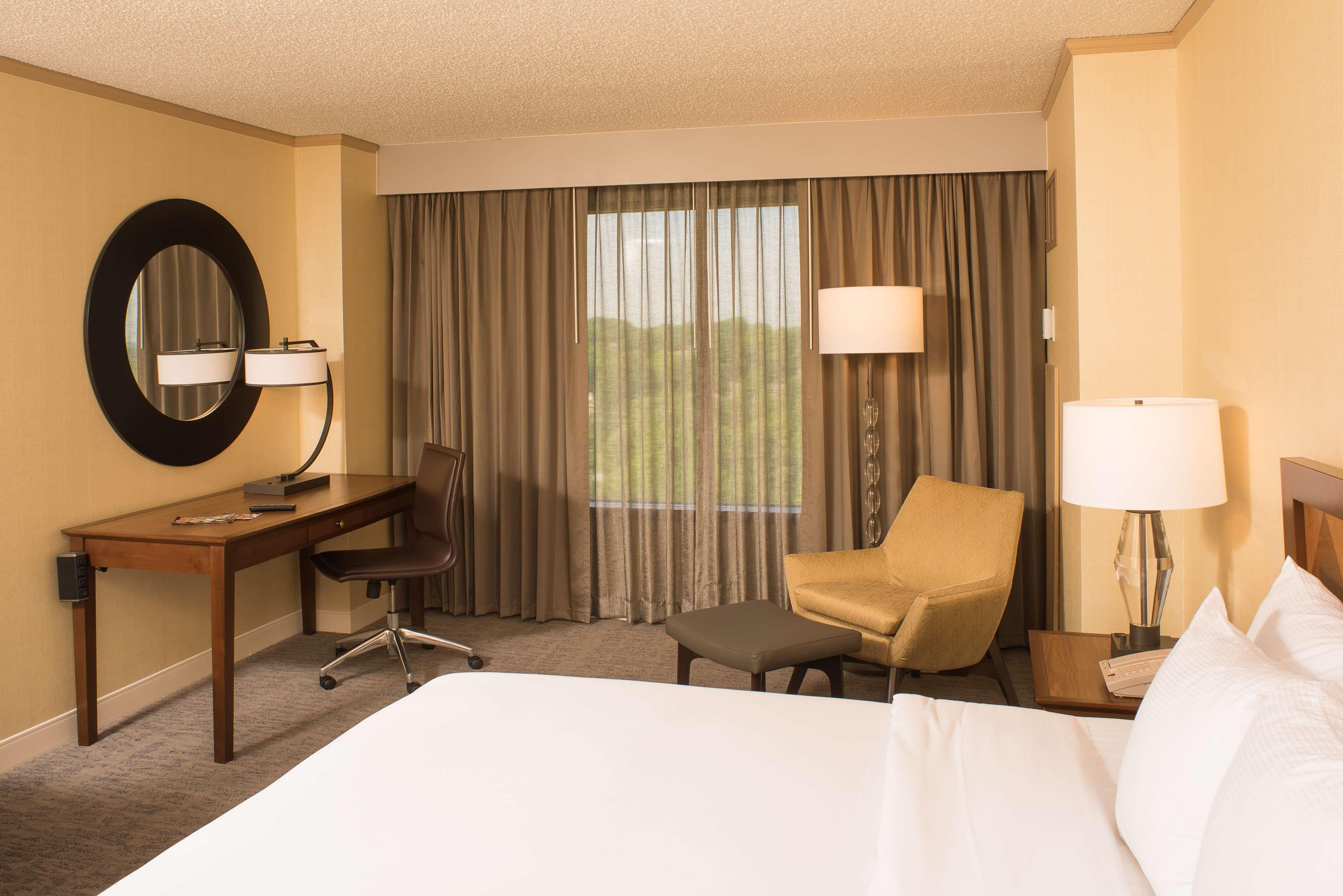 Doubletree By Hilton Tulsa At Warren Place Екстериор снимка