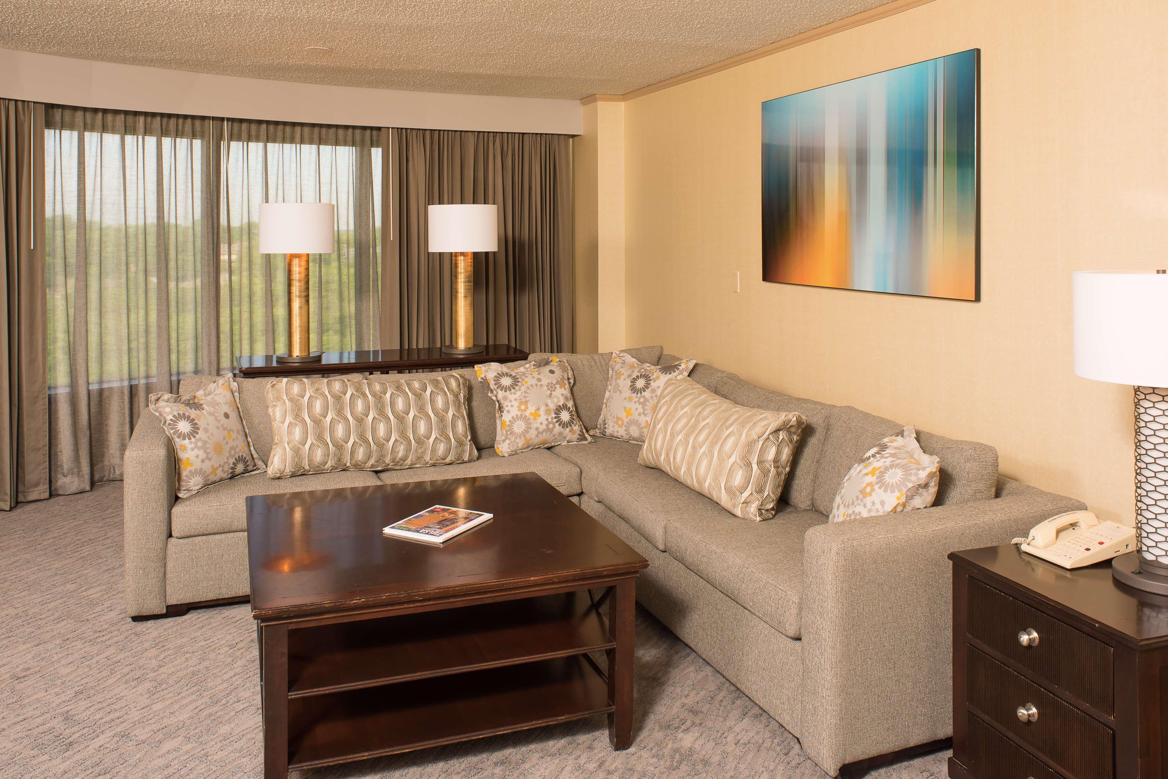 Doubletree By Hilton Tulsa At Warren Place Екстериор снимка