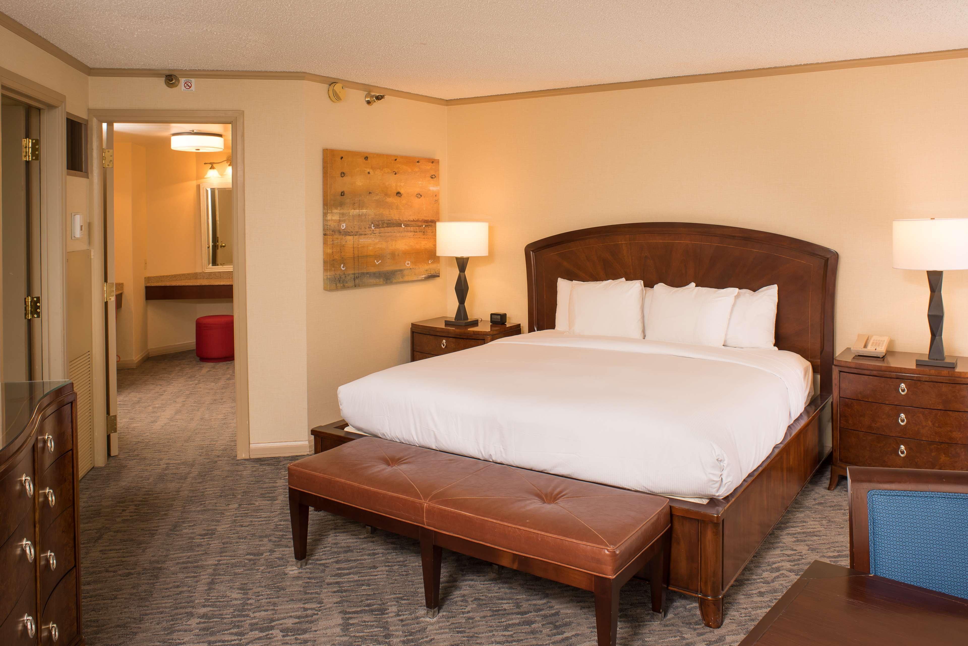 Doubletree By Hilton Tulsa At Warren Place Екстериор снимка