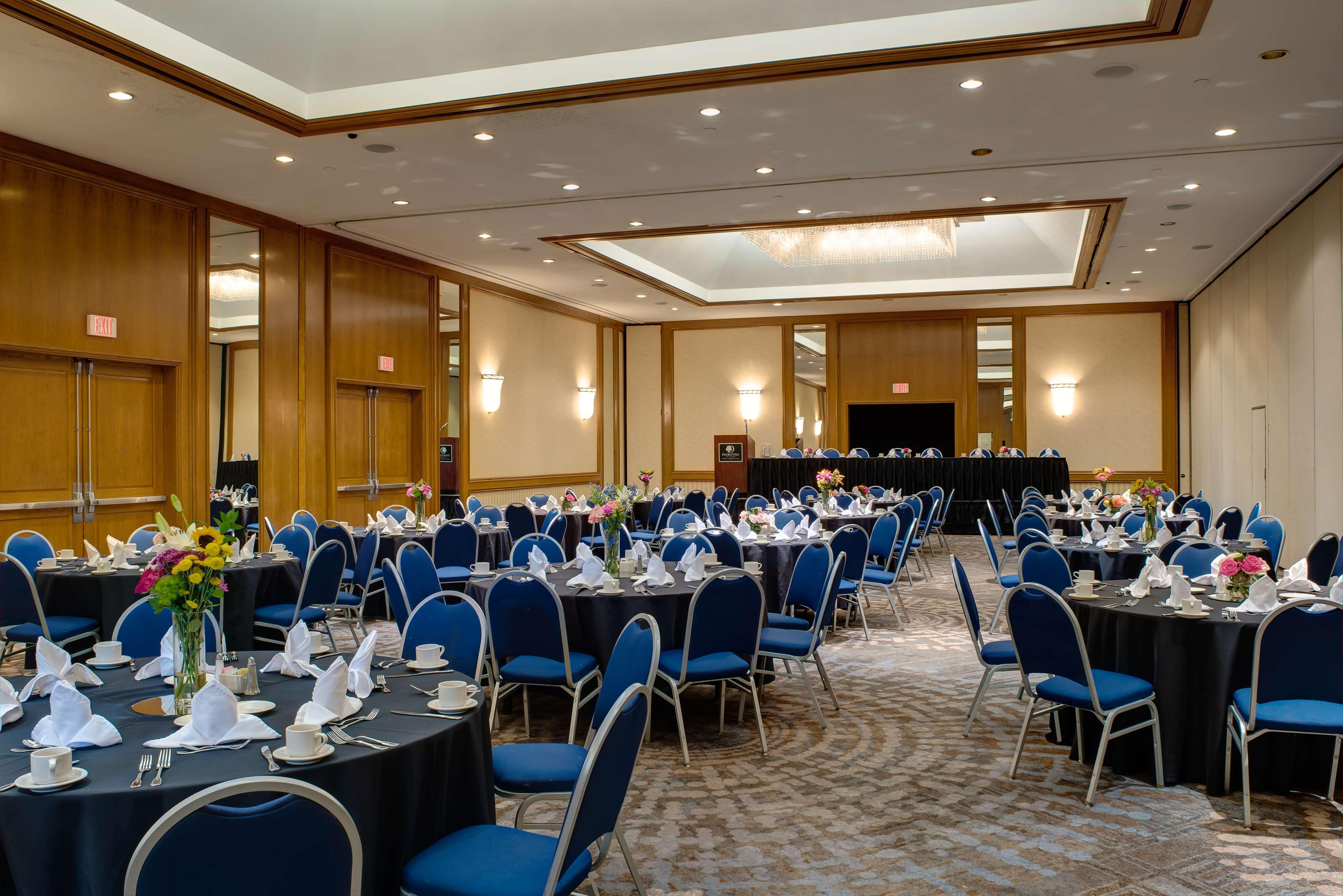 Doubletree By Hilton Tulsa At Warren Place Екстериор снимка