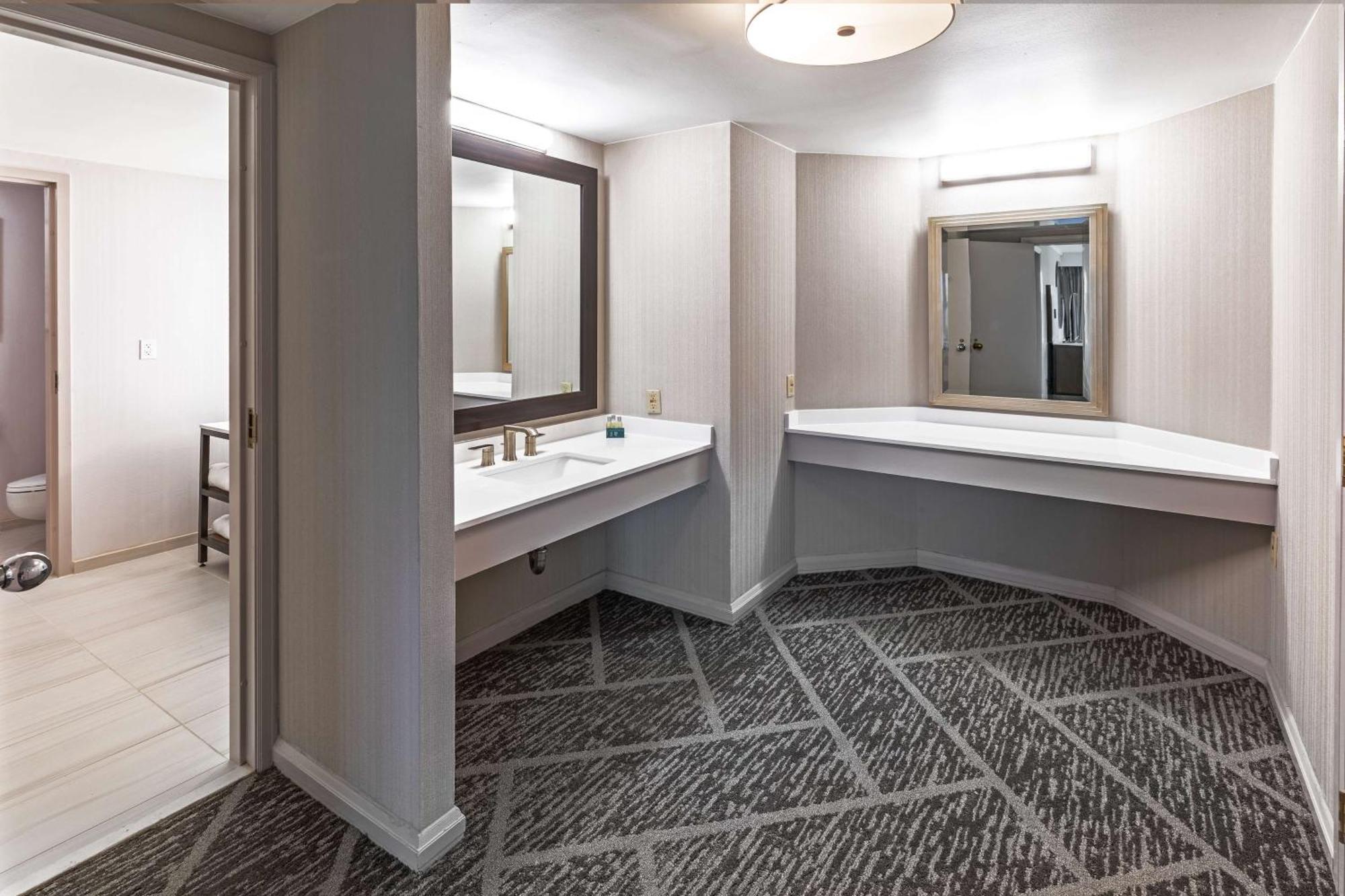 Doubletree By Hilton Tulsa At Warren Place Екстериор снимка