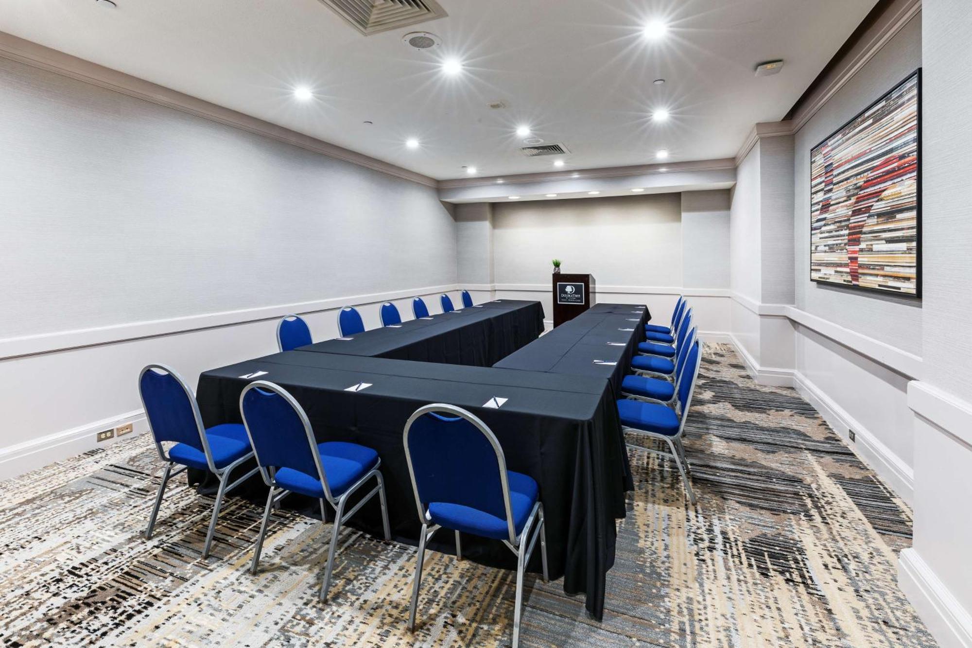 Doubletree By Hilton Tulsa At Warren Place Екстериор снимка