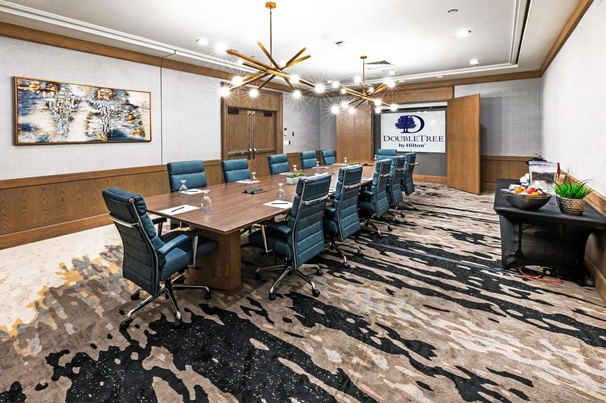 Doubletree By Hilton Tulsa At Warren Place Екстериор снимка