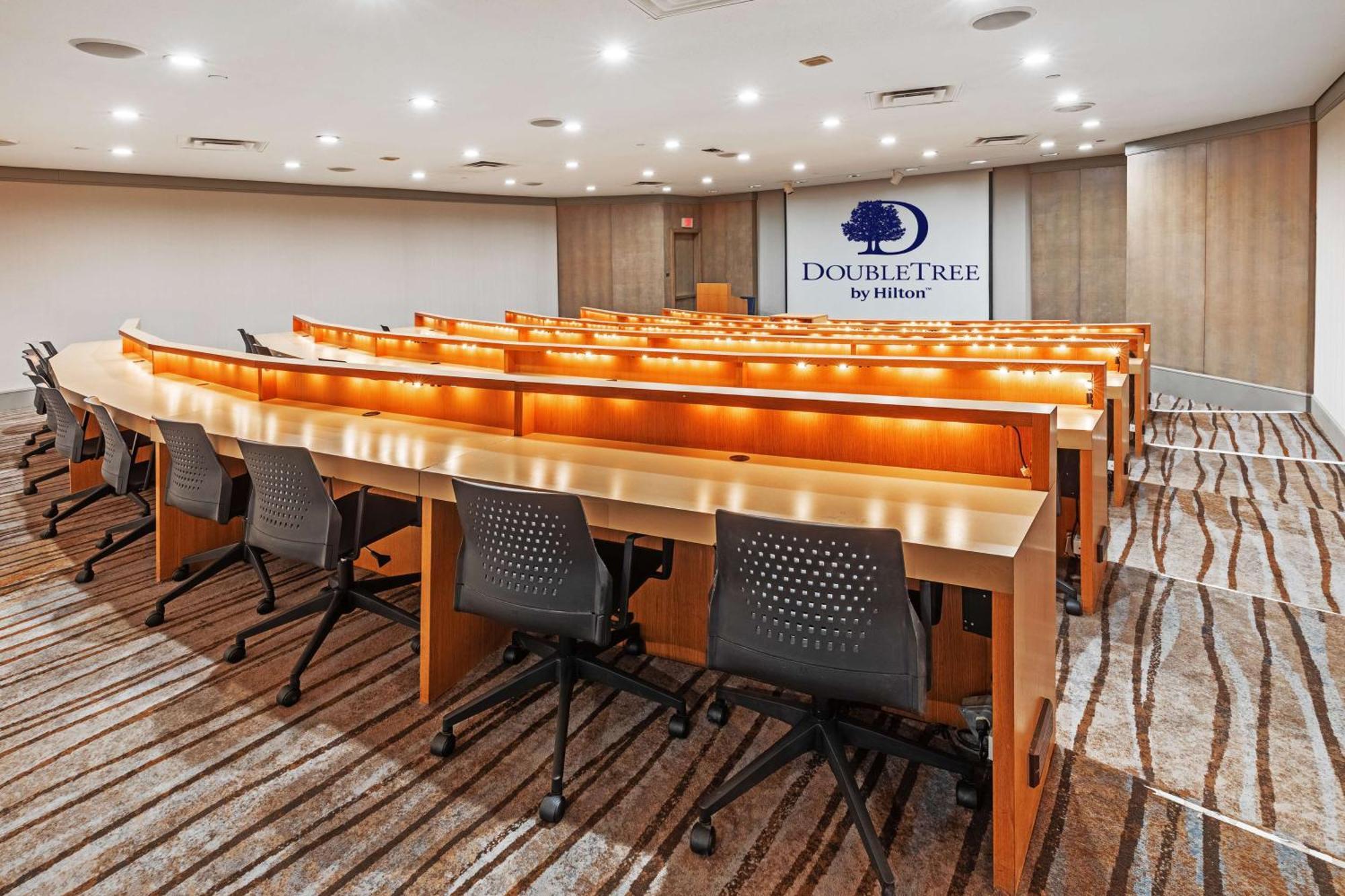 Doubletree By Hilton Tulsa At Warren Place Екстериор снимка
