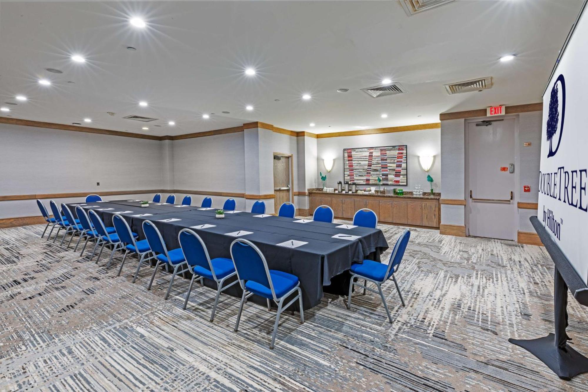 Doubletree By Hilton Tulsa At Warren Place Екстериор снимка