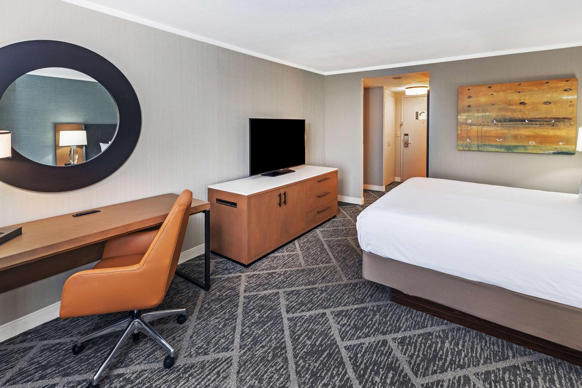 Doubletree By Hilton Tulsa At Warren Place Екстериор снимка